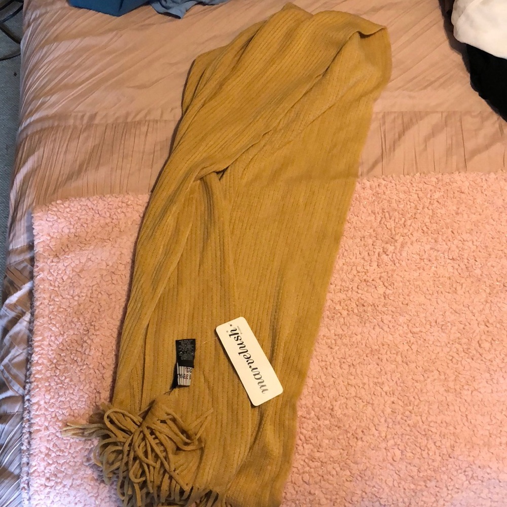 Yellow/tan scarf